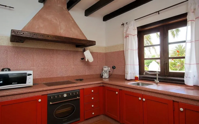 Spacious Villa in Haría With Swimming Pool