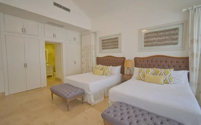 Fantastic 8-bedroom Golf-front Mansion Near the Beach