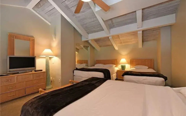 Papakea #c403 3 Bedroom Condo by RedAwning