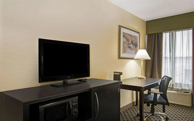 La Quinta Inn & Suites by Wyndham Salina