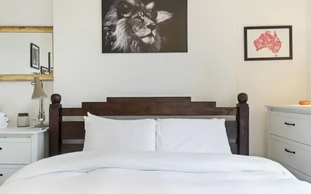 Contemporary 1 Bedroom Apartment in Hammersmith, London