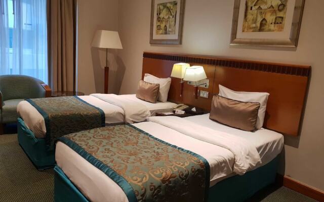 Отель Golden Tulip Al Barsha