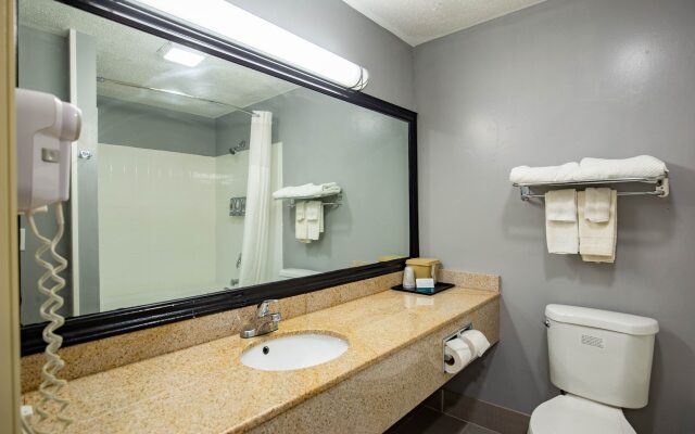 Quality Inn & Suites Woodstock near Lake Geneva