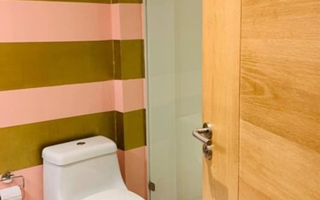 Modern Condo quiet and close to beach