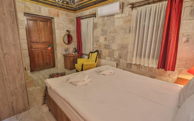Bedrock Cave Hotel - Adults Only