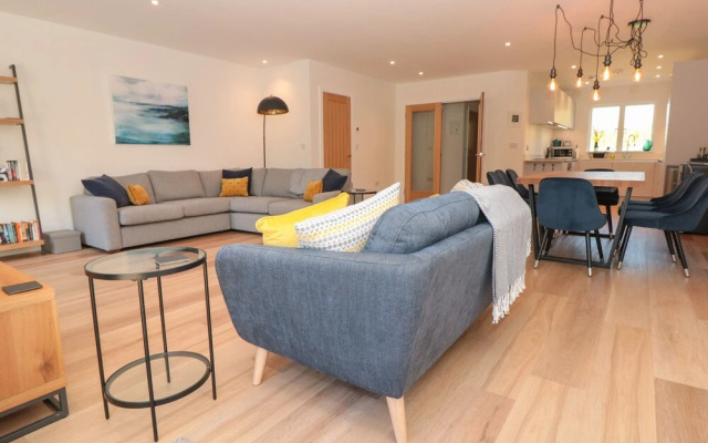4 Court Terrace, Hillfield Village