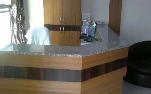 OYO Collection O 11610 Hotel Shreenath