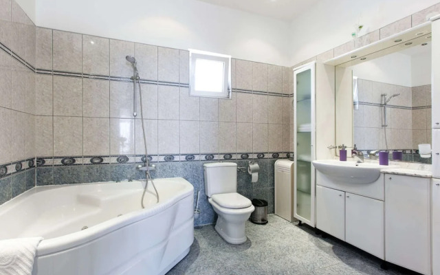 Modern Apartment in Podstrana with Hot Tub