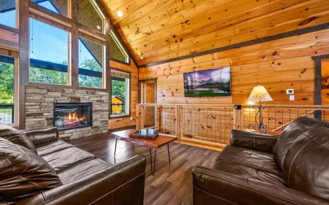 Mountain Skyy 3 Bedroom Cabin by RedAwning