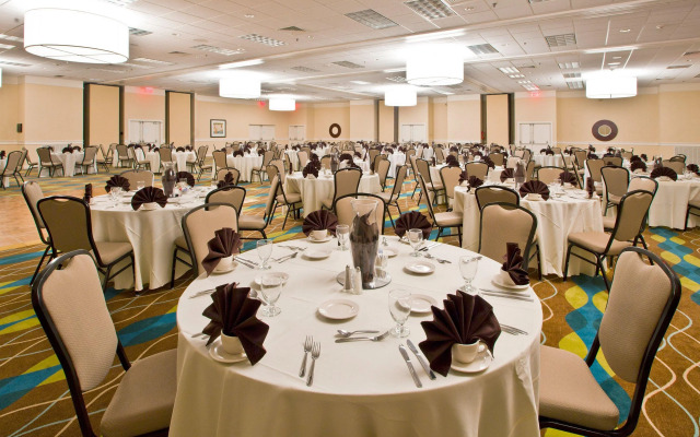 Holiday Inn & Suites Across From Universal Orlando by IHG