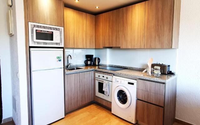 Skol 427 Spacious 1 Bedroom Apartment with Sea Views