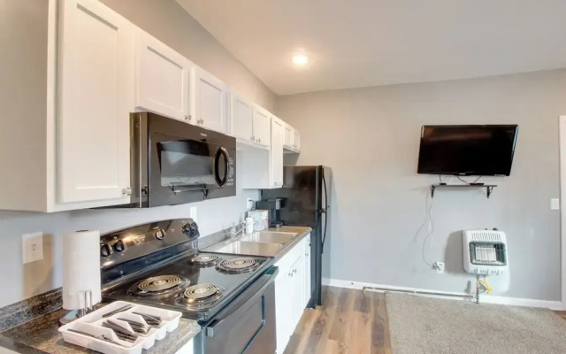 Cozy Missouri Escape w/ Balcony, Near Colleges!