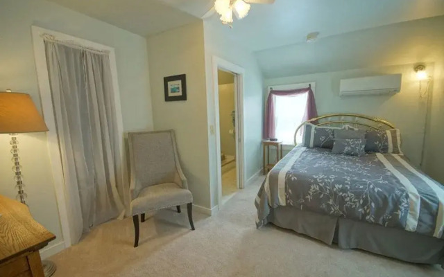 Tuckernuck Inn