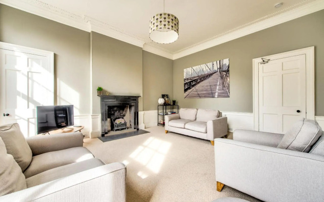 Bright and Spacious 4-bedroom Apart in Stockbridge