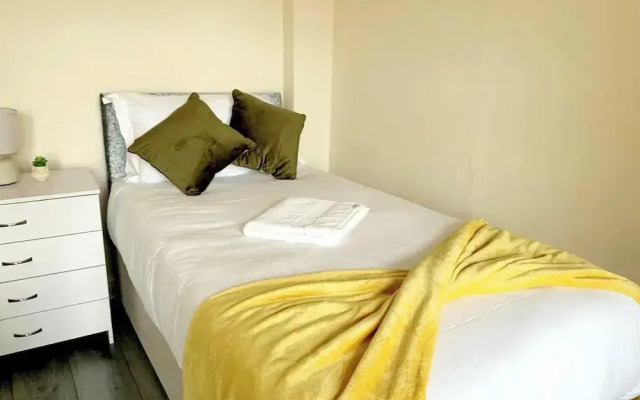 Spacious 4bed Home Near Woking Attractions&nature