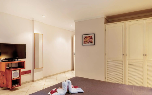 Oceanfront Deluxe Apartment Blue Marlin at Den Laman