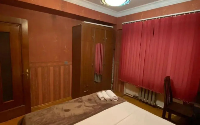 Lovely 1-bedroom flat with a full view of F1 DRS zone and Flame Towers