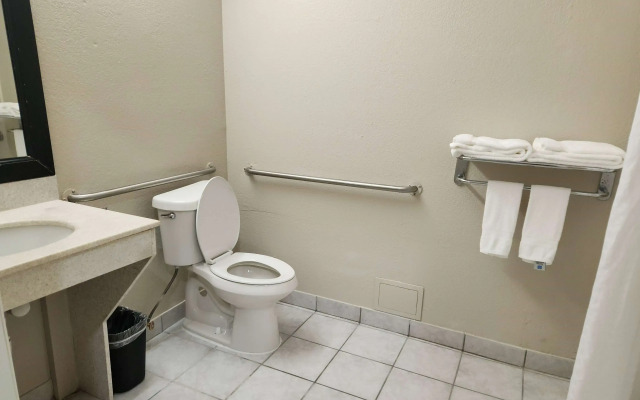OYO Townhouse Houston Brookhollow