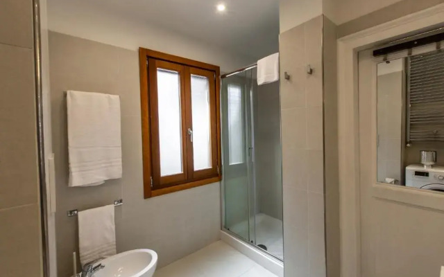 Charming Apartment on the Grand Canal R&R