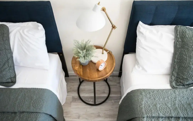 Carriage House Motor Inn