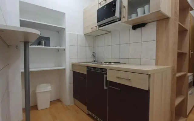 Railway Station City Modern Apartment