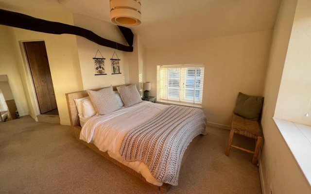 Beautiful 4-bed Cottage in Heart of the Cotswolds