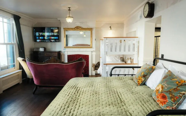 The Doghouse Inn