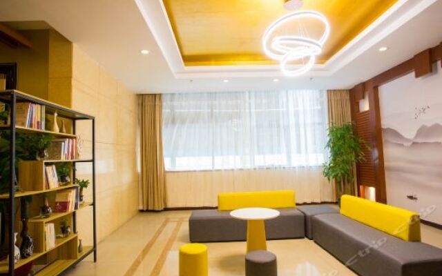 Starway Hotel (Wuxi Huishan District Tianyi Square)