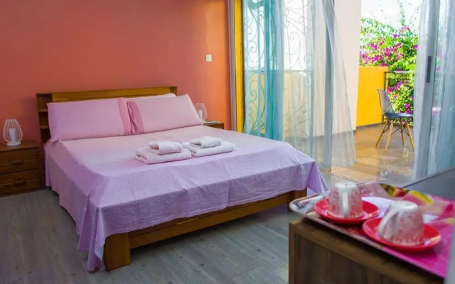 Room-the White-orange Bedroom With a ple