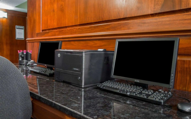 Comfort Suites Outlet Center