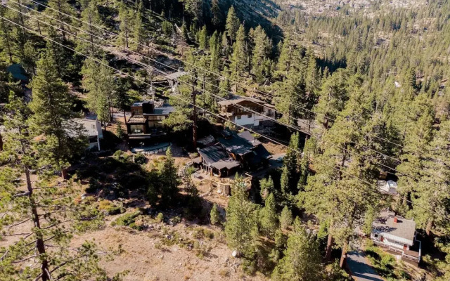 Bronson by AvantStay | Sleeps 17! On the Slopes! Squaw Valley w/Hot Tub&Fire Pit