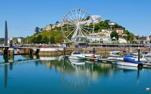 Sandybanks Loft - Penthouse Seaview Apartment on Promenade, Torquay