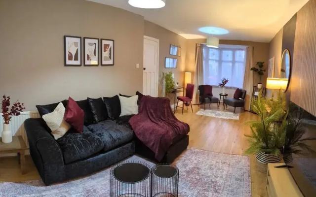 3 Bedroom House By Passionfruitproperties Near Coventry & Warwickshire Hospital With Free Wi-fi, driveway & Garden, DSC