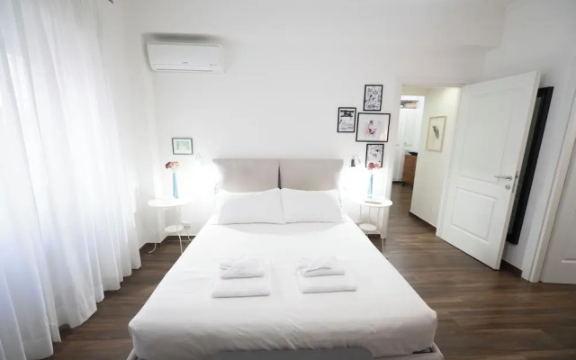 Lovely Design Apartment With Balcony