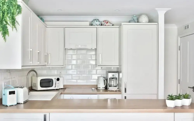 Newly Refurbished Flat With Great Transport Links