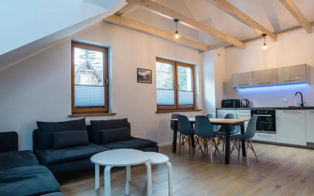 Aston -domek przy lesie, przestronny