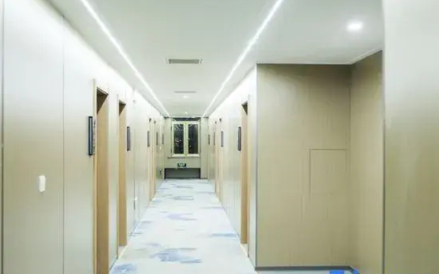 Jingbian Zhongbang Fashion Hotel