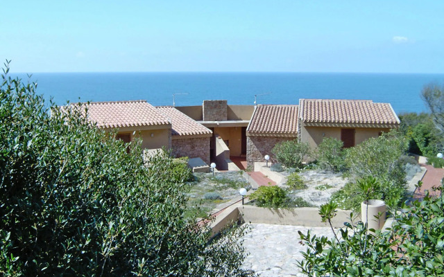 Apartment in Costa Paradiso with garden furniture