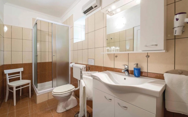 Stunning Home in Kuzinici With Wifi and 5 Bedrooms