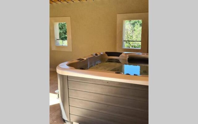 Le Cabanon de Nans. Gîte de charme en Provence.