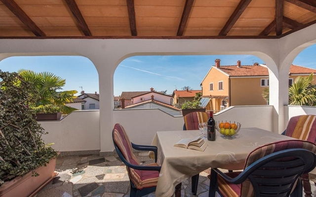 Apartment Neva - great location: A3 prvi kat do ulice  Novigrad, Istria