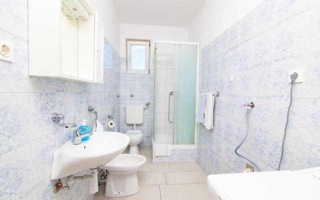 Apartment Vik - 250 m from beach A1 Brodarica, Riviera Sibenik