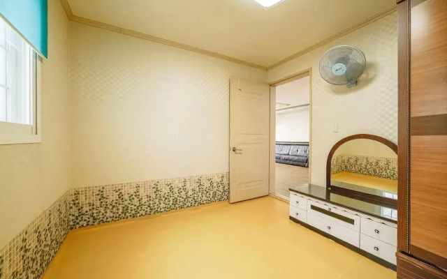 Ganghwa Badatgashimteo Pension