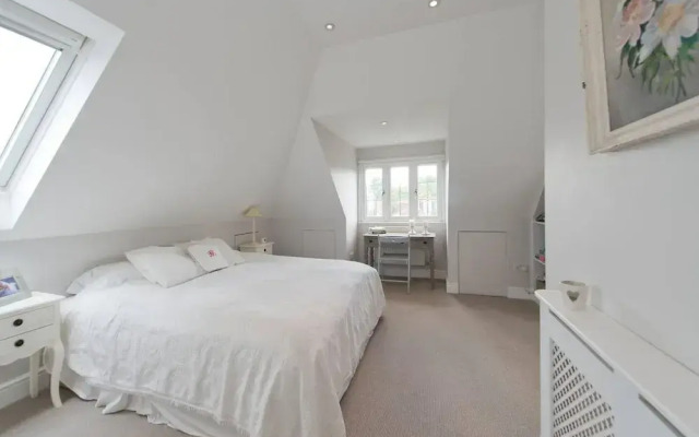 Spacious 7 Bedroom Family Home Barnes