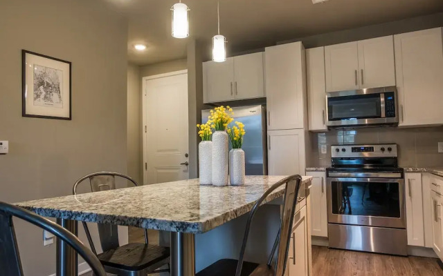 Baymeadows 2 BR Apt by Frontdesk