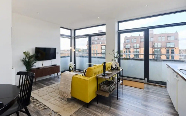 The Harlesden Classic - Lovely 2BDR Flat with Balcony