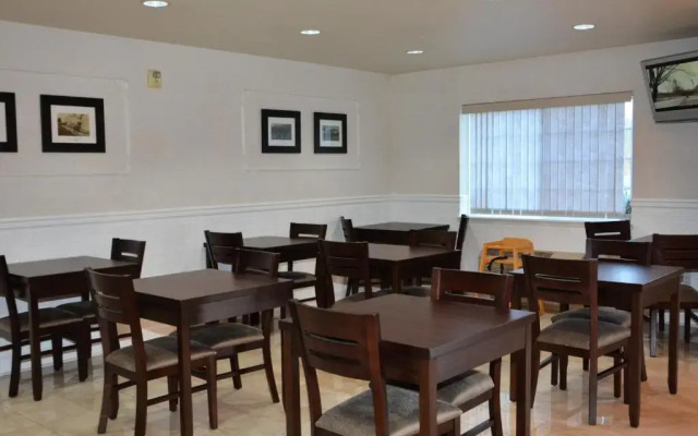 FairBridge Inn & Suites Dupont
