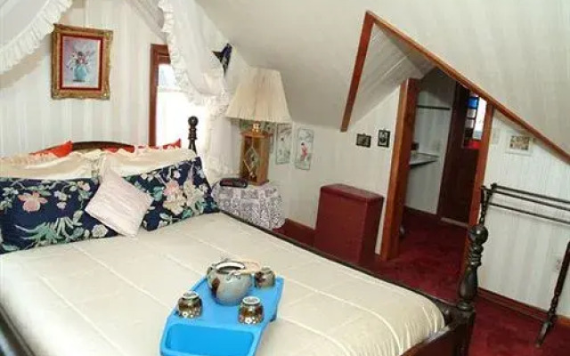 Gelinas Manor Victorian Bed and Breakfast