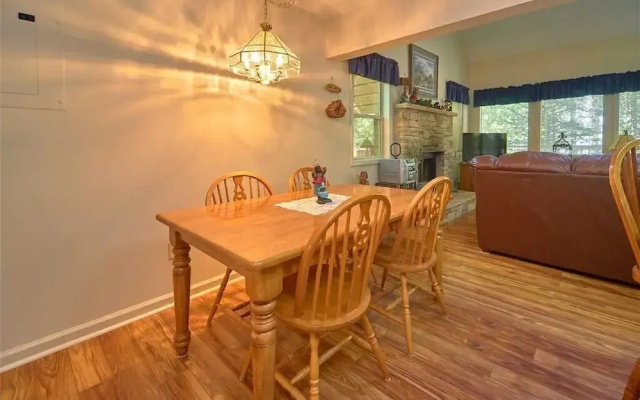 Mountain Hideaway 1 Bedroom Home with Fireplace