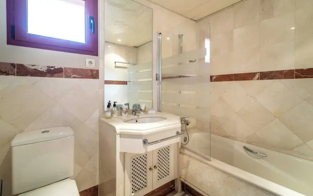 Luxury 2-bed Apartment in Elviria W/pool